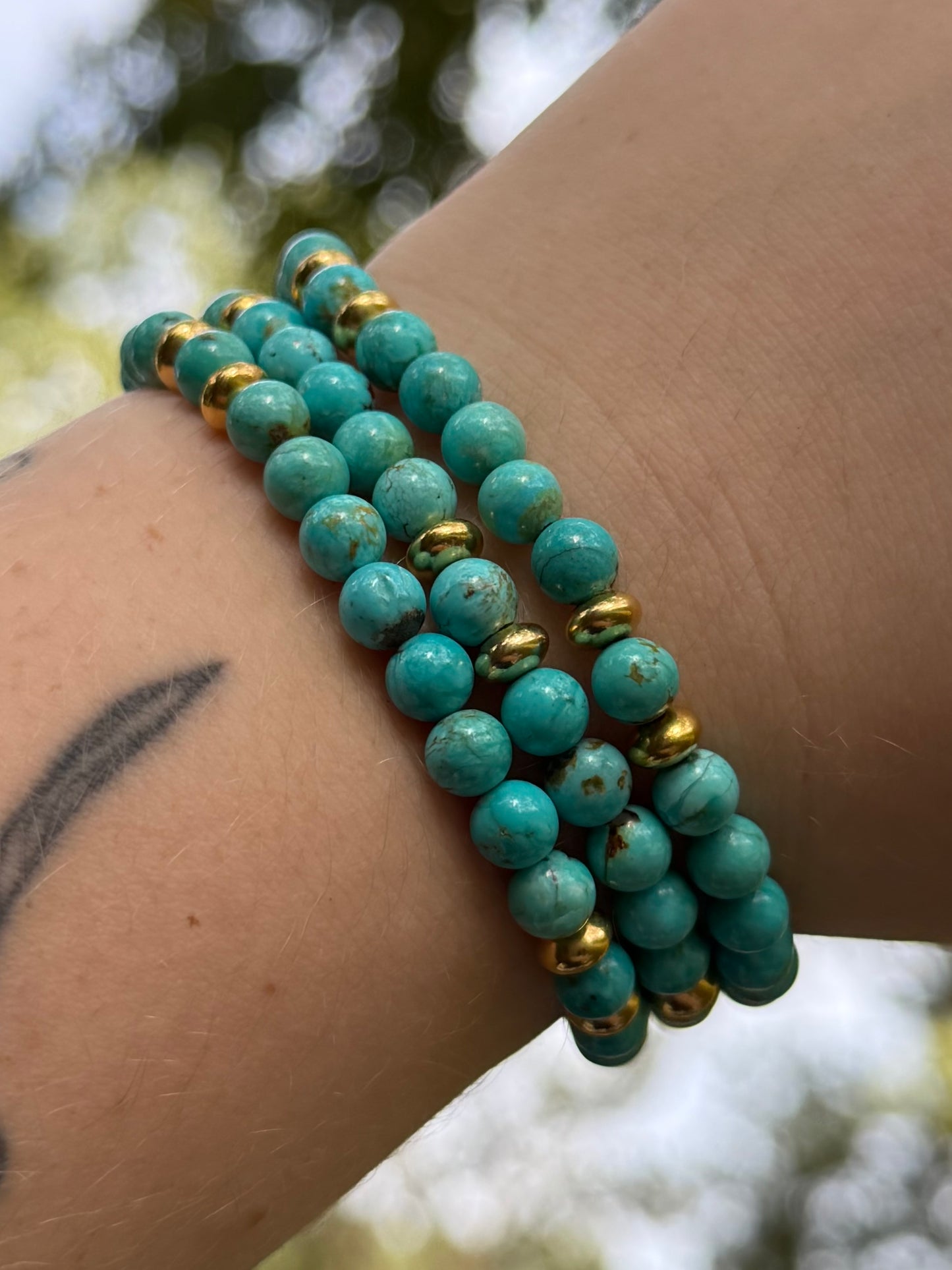 Turquoise Stretchy Bracelet with Gold Saucer