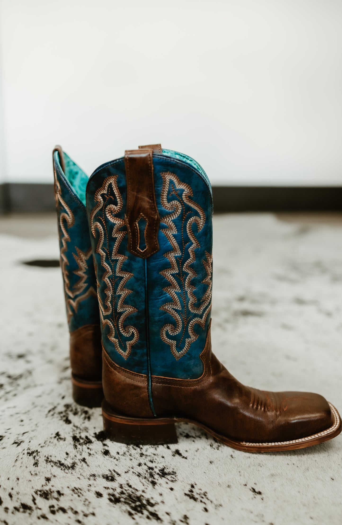 Corral Woman's Wide Square Turquoise Embroidery Boots