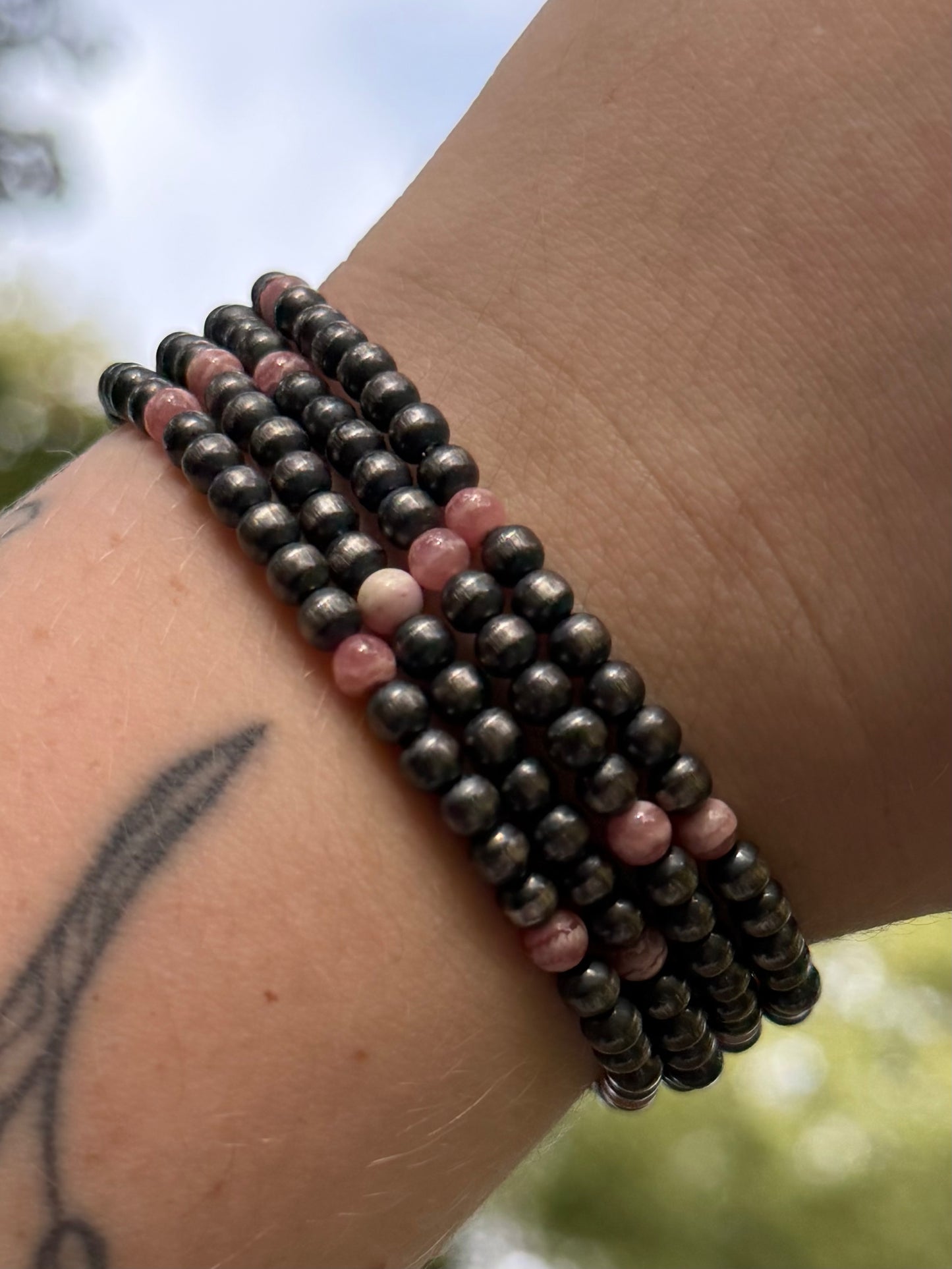 4MM Stretchy Pearl Bracelet with Pink Conch